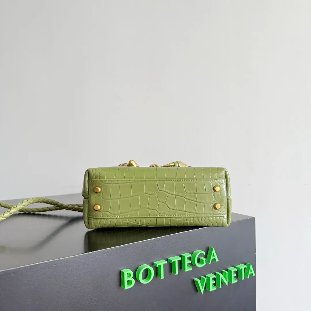 Batch 2880 BOTTEGA VENETA crocodile leather mini andiamo is paired with a four-piece oak hardware set, making the entire bag more layered. As a classic model of the BV family, each innovation brings different surprises to fans. There are three ways to carry it with different makeup. Crocodile skin is called the gold in leather and is famous for its top luxury and rarity. During use, the luster of the crocodile skin will not fade or fade with time. No matter how long it is used, it will still remain new. And because each crocodile skin is different, the effect of each crocodile leather bag is different. Style number: 777614+wood hardware Size: 22*15.5*9cm